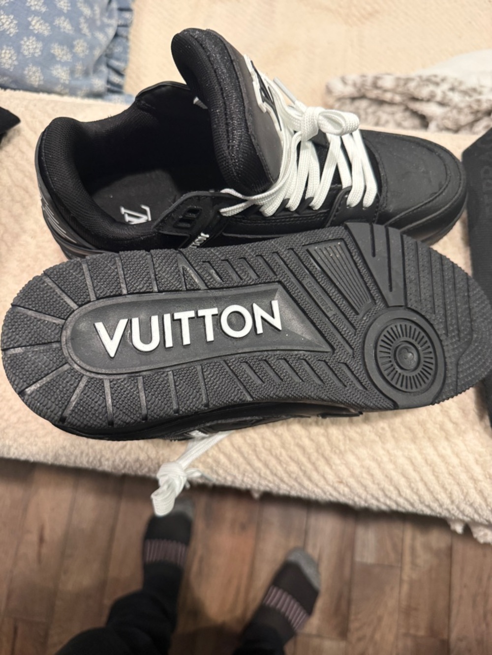 Louis Vuitton Black Sneakers with White Laces and White Insole Logo - Picture 5 of 6